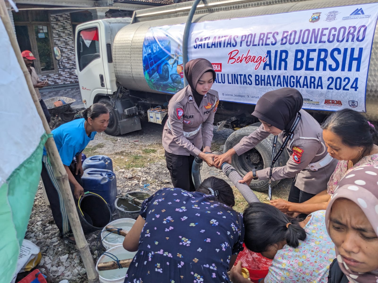 Jelang HUT Lantas 2024, Satlantas Bojonegoro Salurkan 10 Ribu Liter Air Bersih