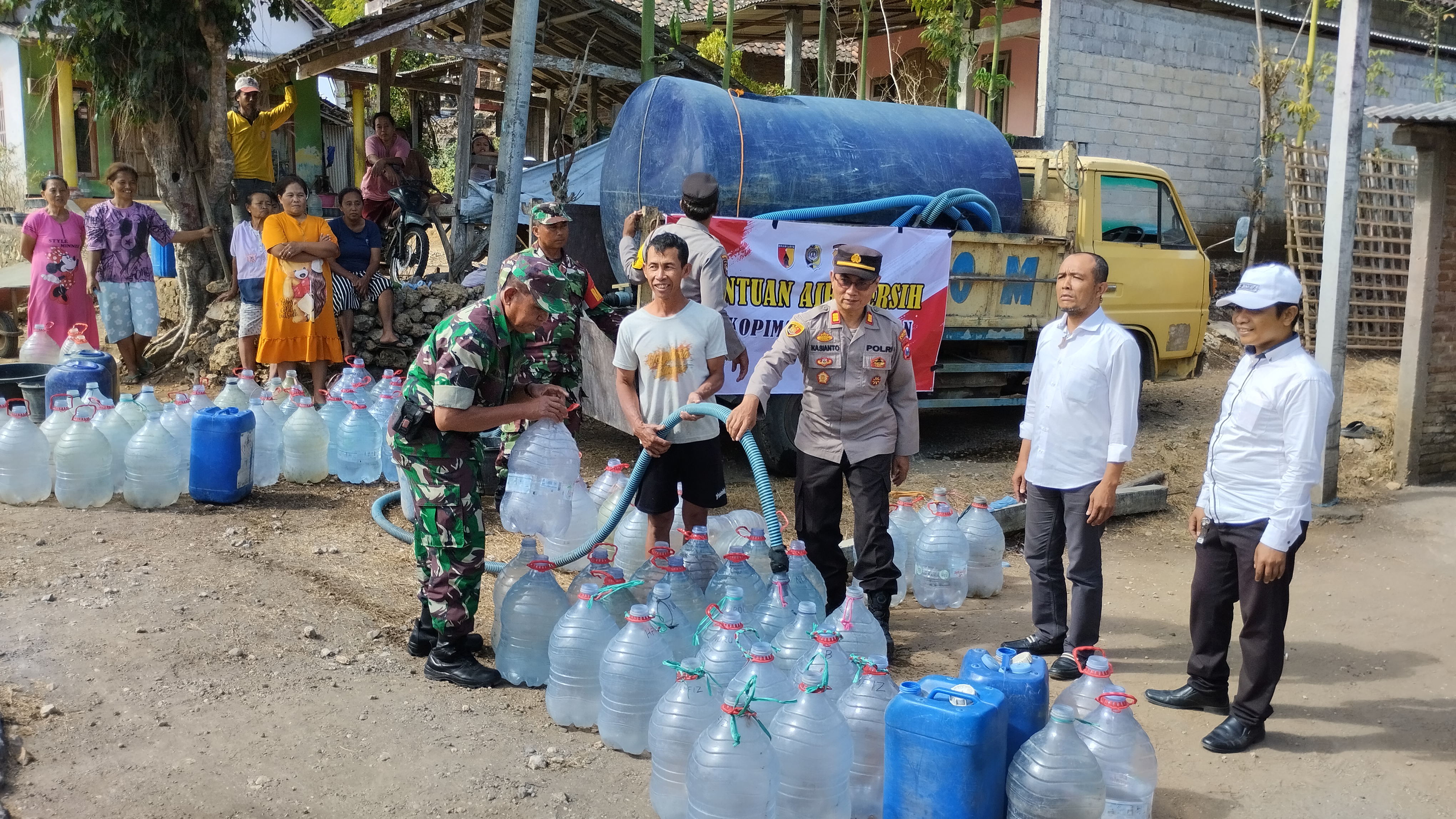 KAPOLSEK REJOTANGAN ALOKASIKAN BANTUAN AIR BERSIH BERSAMA FORKOPIMCAM