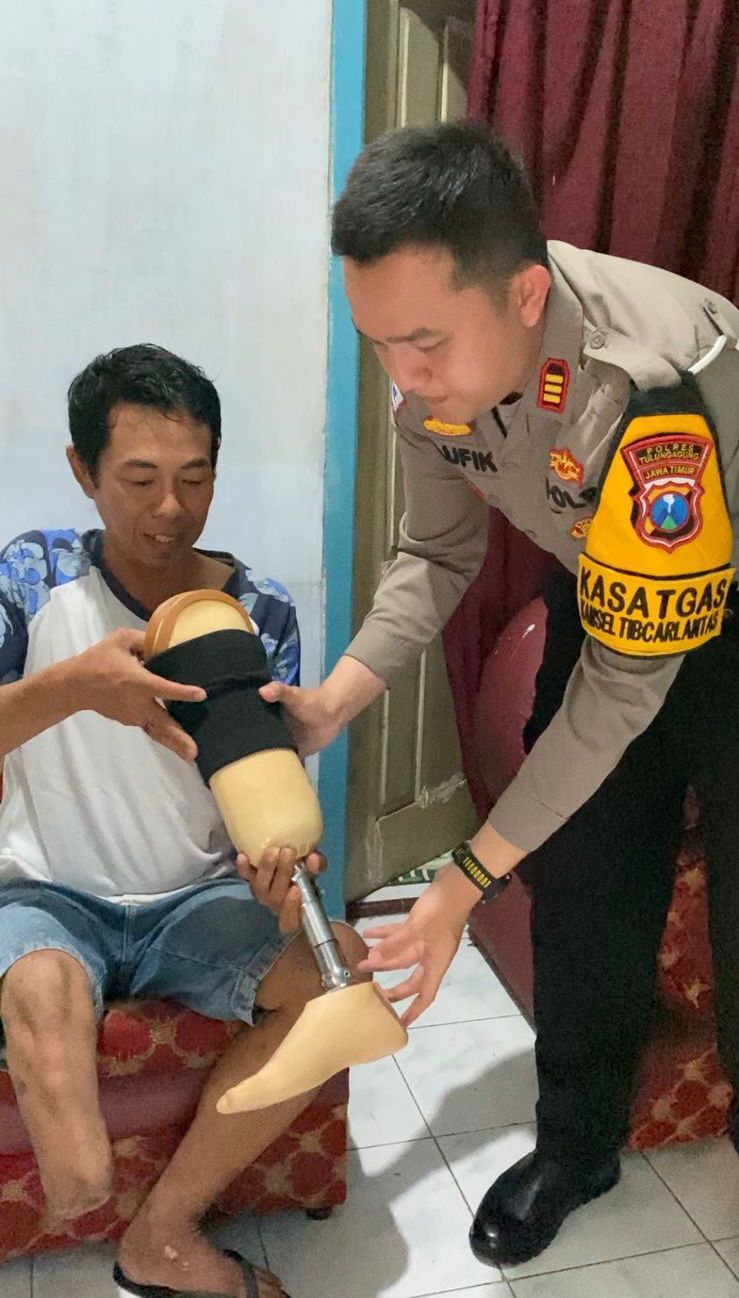 SATLANTAS POLRES TULUNGAGUNG BERIKAN BANTUAN KAKI PALSU KEPADA KORBAN LAKA