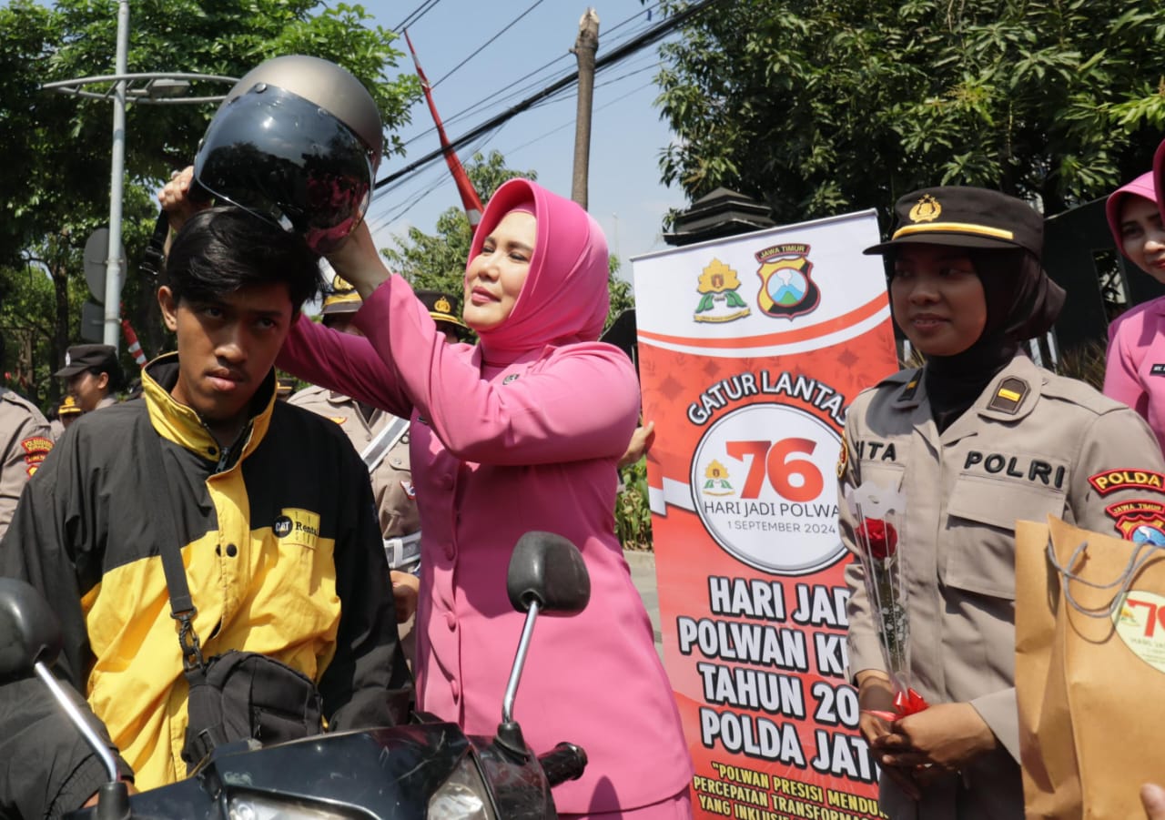 Sapa Warga di Hari Jadi ke -76, Polwan Polrestabes Surabaya Turun Jalan Berbagi Helm dan Bunga