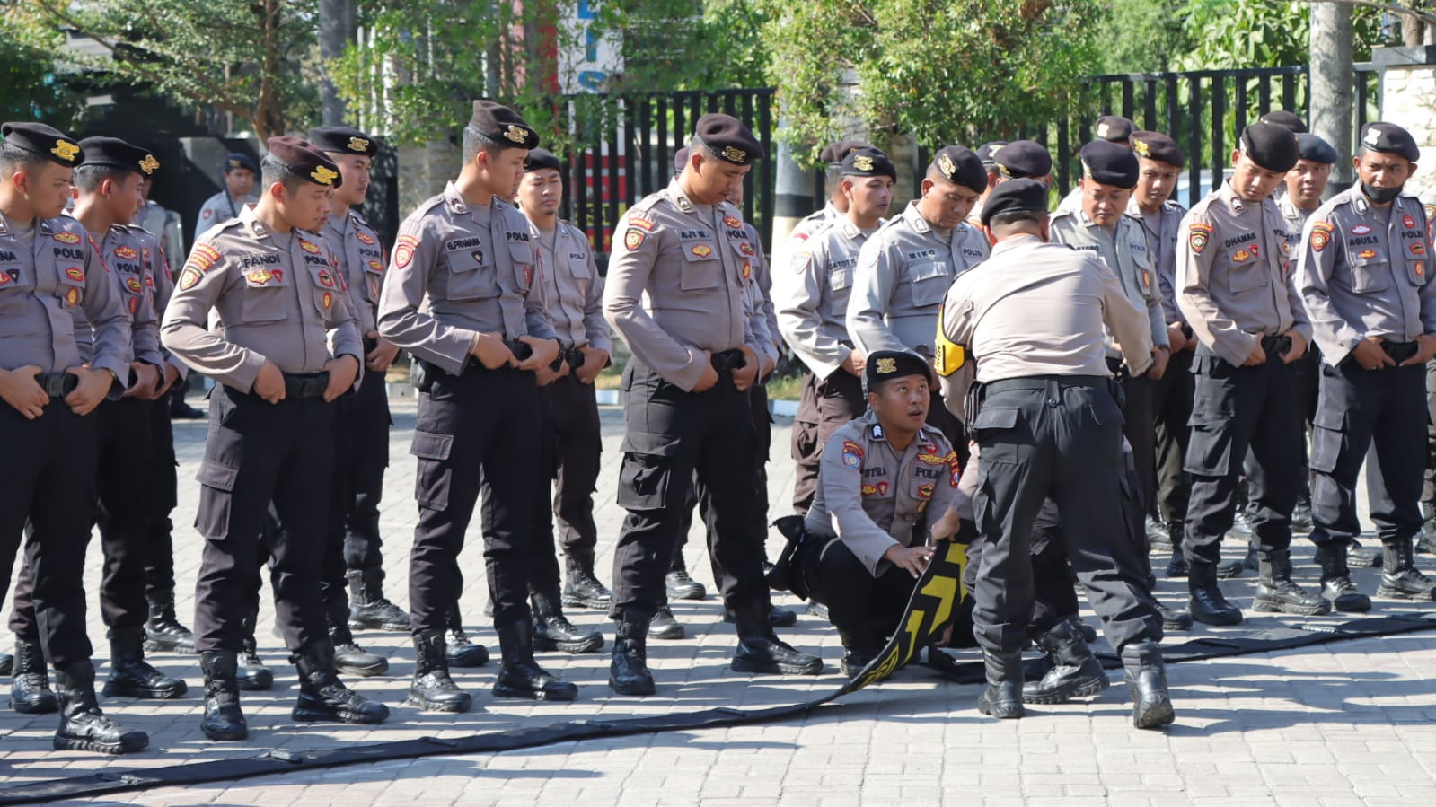 Polres Nganjuk menggelar latihan penyegaran kompi pengendalian massa (Dalmas).