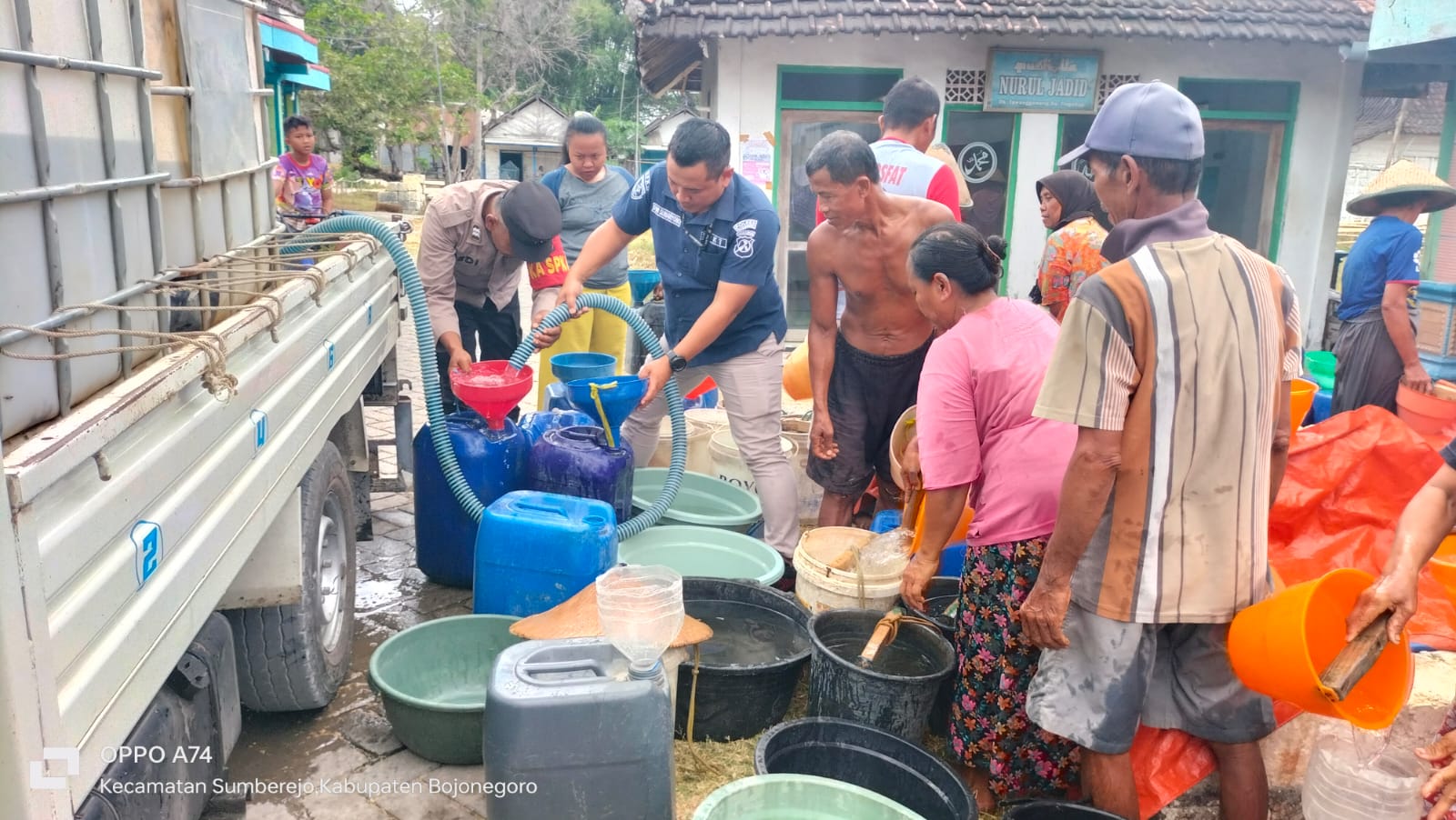 10 Ribu Liter Air Bersih Disalurkan Polres Bojonegoro ke Desa Tlogohaji