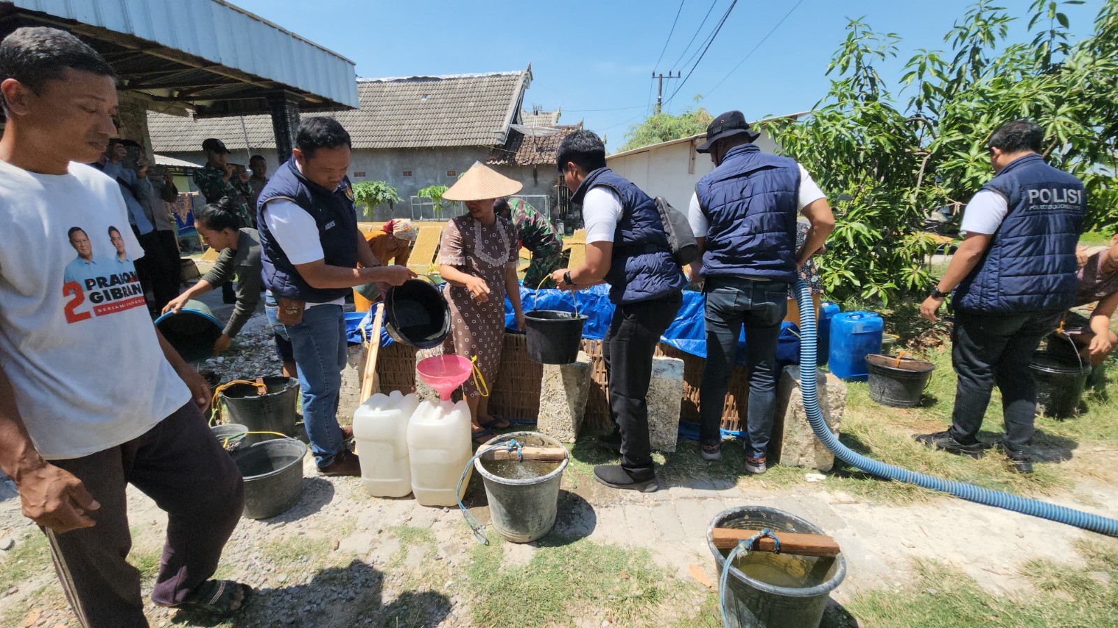 Sat Reskrim Polres Bojonegoro Distribusikan Air Bersih untuk Warga Desa Purwoasri