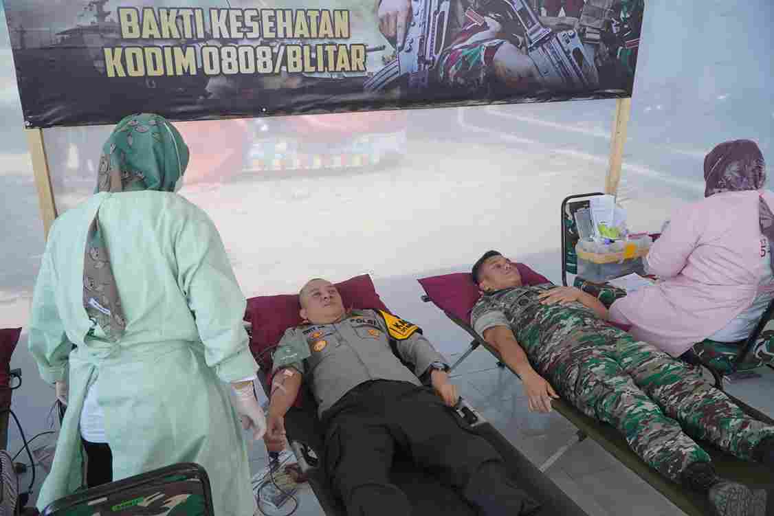 Kapolres Blitar Hadiri Kegiatan Bakti Kesehatan Kodim 0808/Blitar: Donor Darah Peringati HUT TNI ke-79