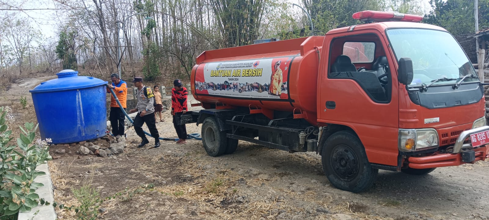 Polres Nganjuk Salurkan Bantuan Air Bersih di Tengah Krisis Kemarau Panjang