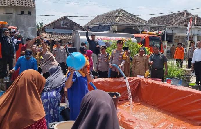 Polres Lamongan Salurkan 112 Ribu Liter Air Bersih Untuk Warga Terdampak Kemarau di 16 Desa 6 Kecamatan