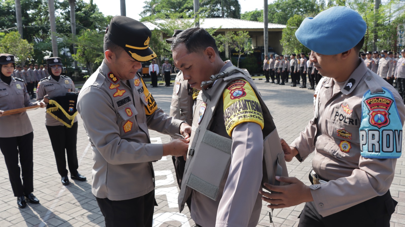 Kapolres Nganjuk Bagikan Body Protector Kepada Anggota Bhabinkamtibmas