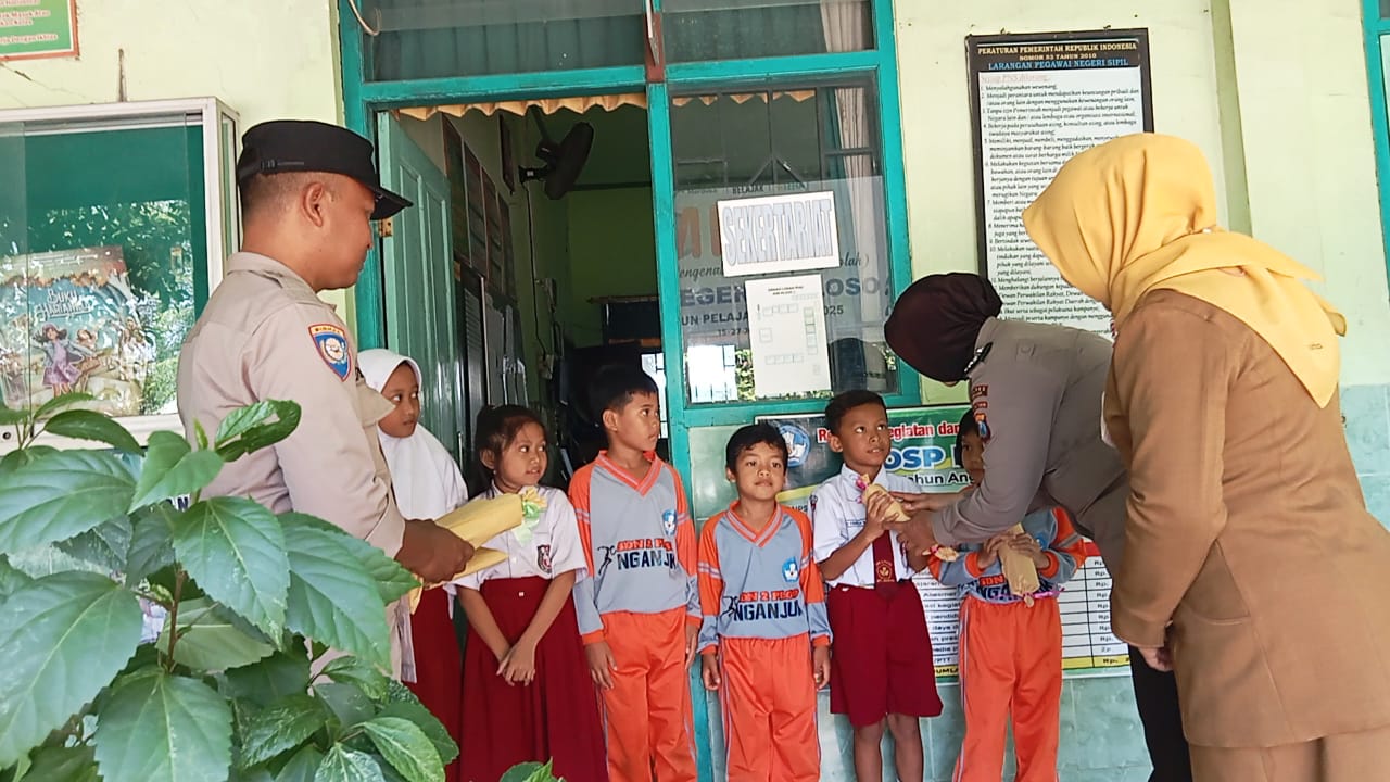 Bhabinkamtibmas Gelar Patroli Police Backbone di SDN 2 Ploso Dukung Pendekatan Humanis Polri di Sekolah