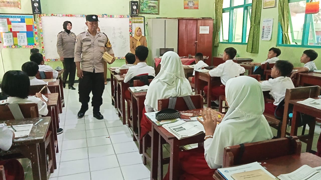 Bhabinkamtibmas Gelar Patroli Police Backbone di SDN 2 Ploso Dukung Pendekatan Humanis Polri di Sekolah