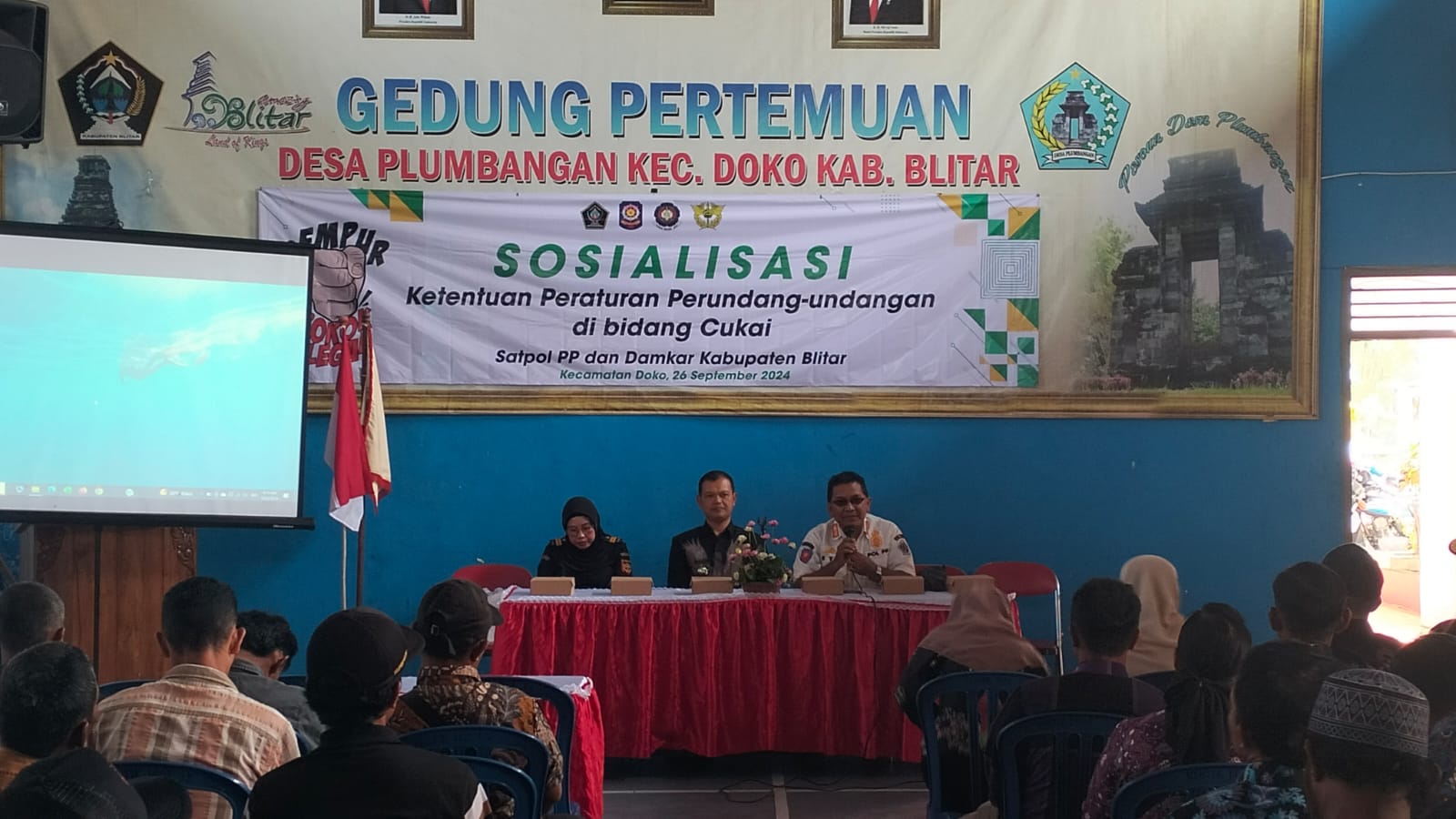 Satpol PP – Damkar Kabupaten Blitar Sosialisasikan Gempur Rokok Ilegal dan Peraturan Perundangan Tentang Cukai Di Desa Plumbangan 