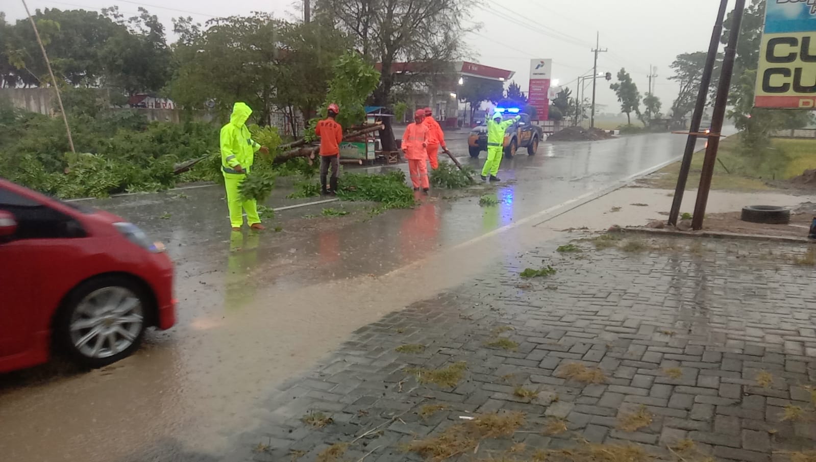 Gerak Cepat Anggota Polsek Rejoso dan Tim Operasi Zebra Semeru 2024 Polres Nganjuk Bersihkan Pohon Tumbang