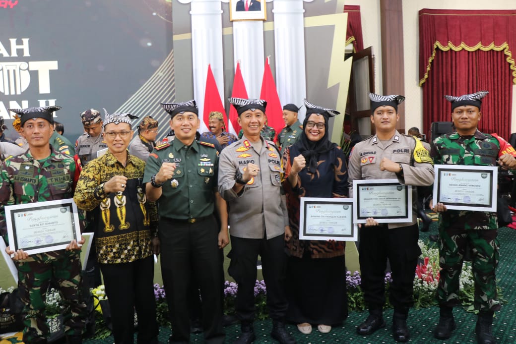 Bhabinkamtibmas Polres Bojonegoro dan Tiga Pilar Kelurahan Karangpacar Terima Anugerah Patriot Jawi Wetan II