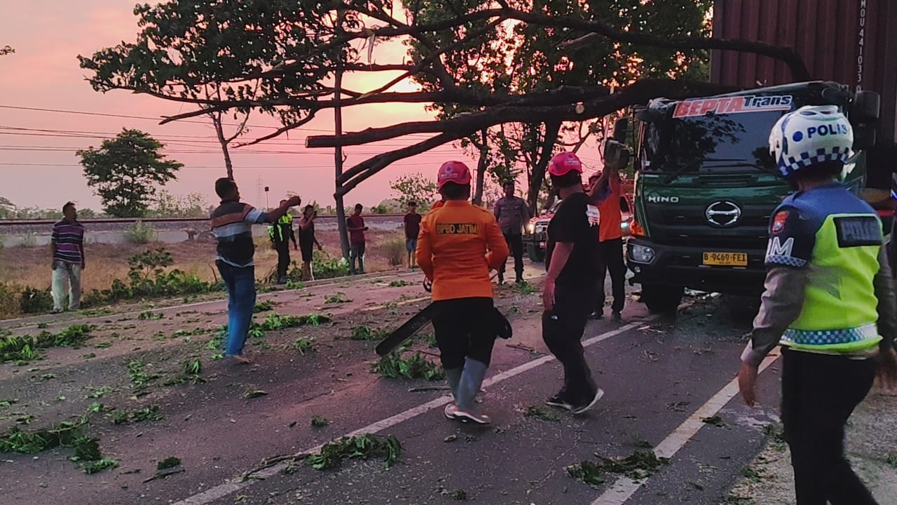 Kapolres Nganjuk Apresiasi Tindakan Cepat Polsek Sukomoro, BPBD dan Warga Atasi Patahan Pohon di Jalan Kedungsuko