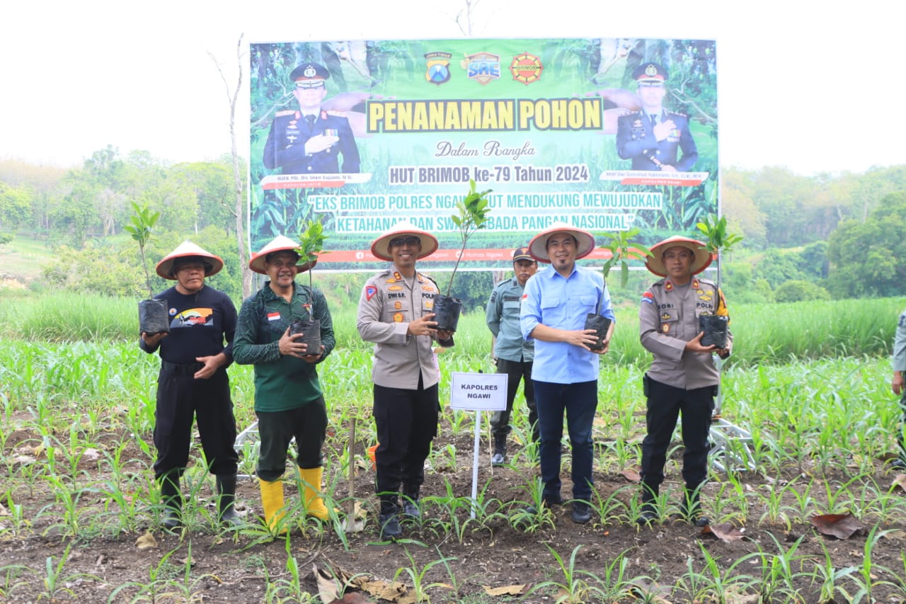 Dukung Asta Cita, Eks Brimob Polres Ngawi Tanam Pohon