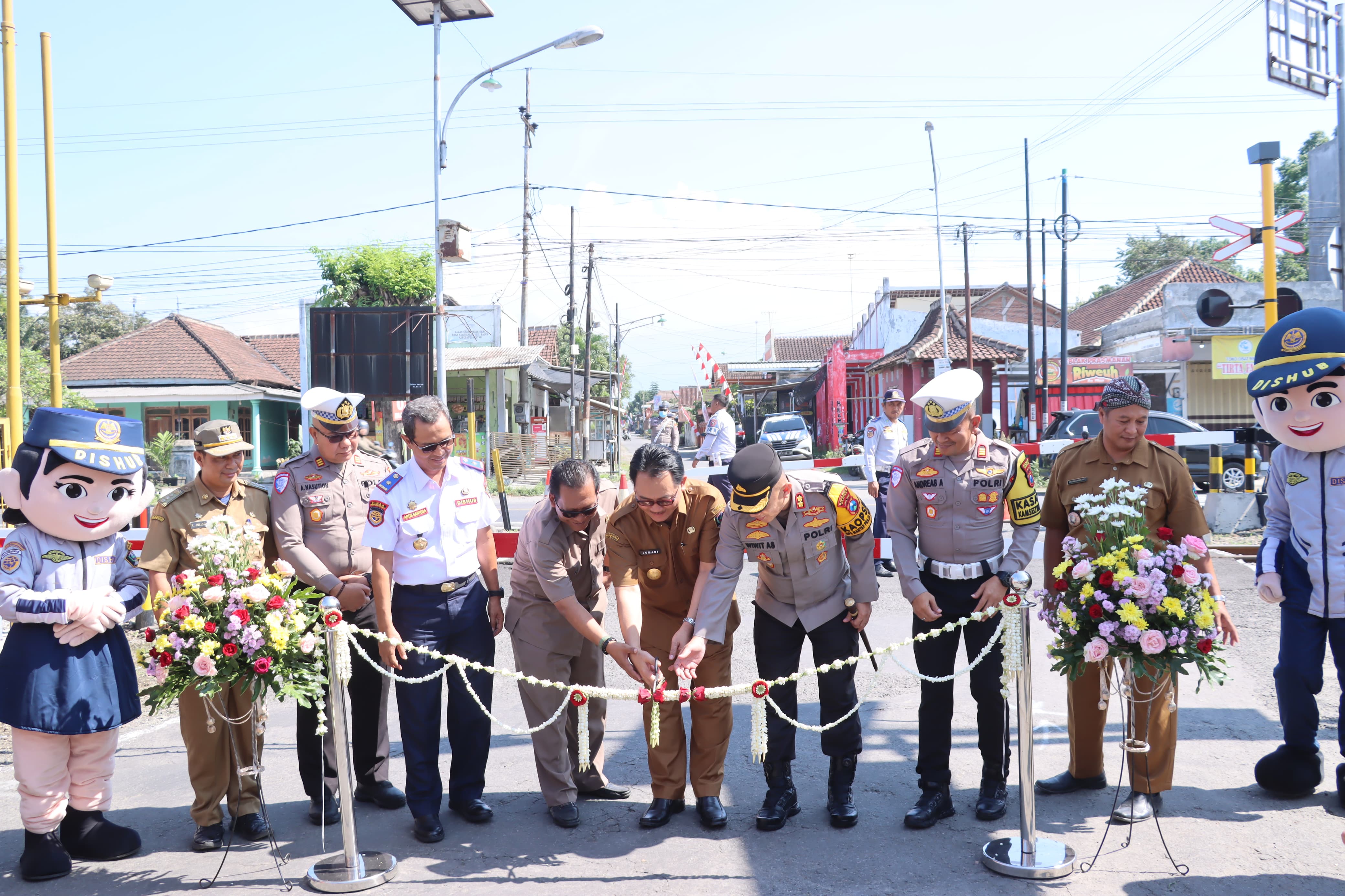 Kapolres Blitar Hadiri Peresmian Pengoperasian Palang Pintu dan pos Jaga Perlintasan Kereta Api