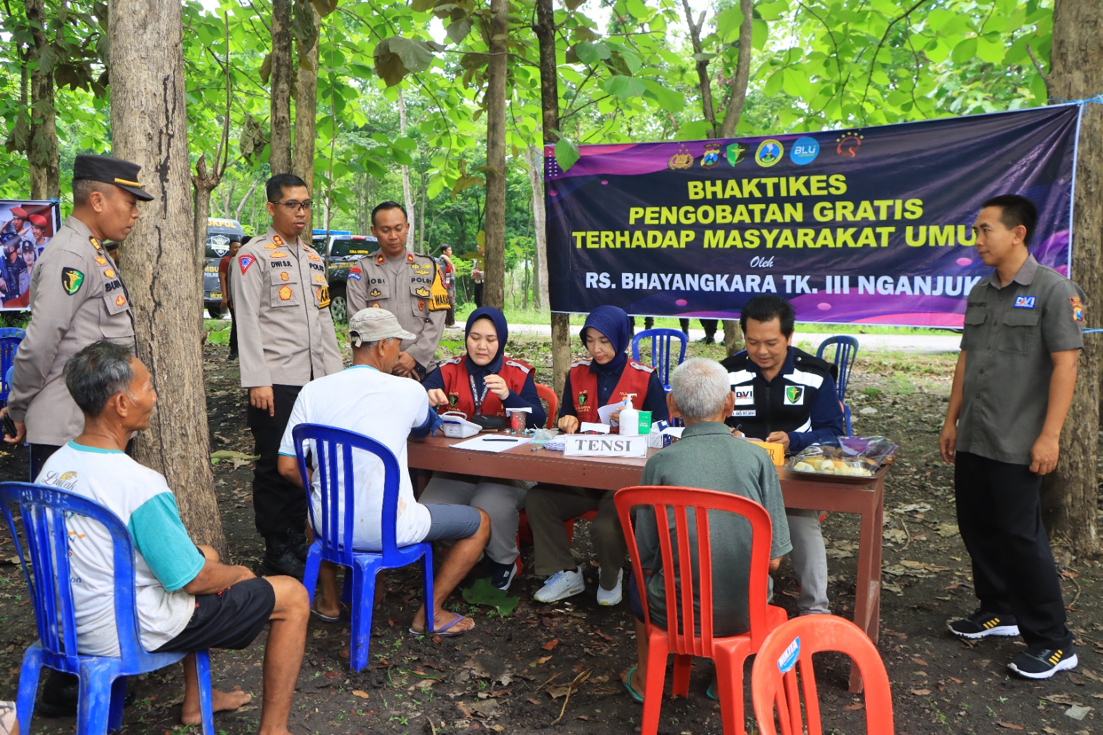 Cooling System Polres Ngawi Gelar Bakti Kesehatan untuk Warga