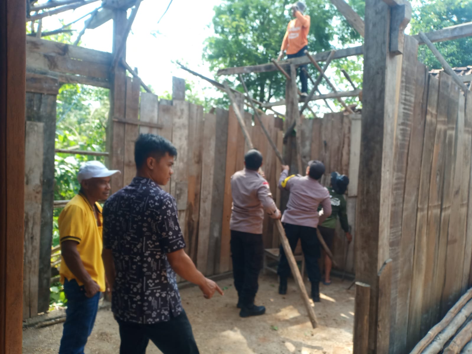 Sinergitas TNI Polri Ngawi, Bantu Rumah Warga yang Tertimpa Pohon di Karanganyar