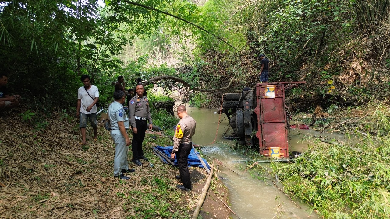 Truk Muatan Koral Terjun Ke Jurang, 2 Orang Tewas Dan 3 Luka-Luka