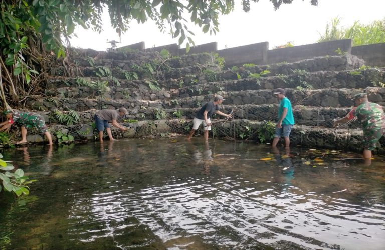 Babinsa Duren Beserta Warga Gotong Royong Bersihkan Sumber Air 