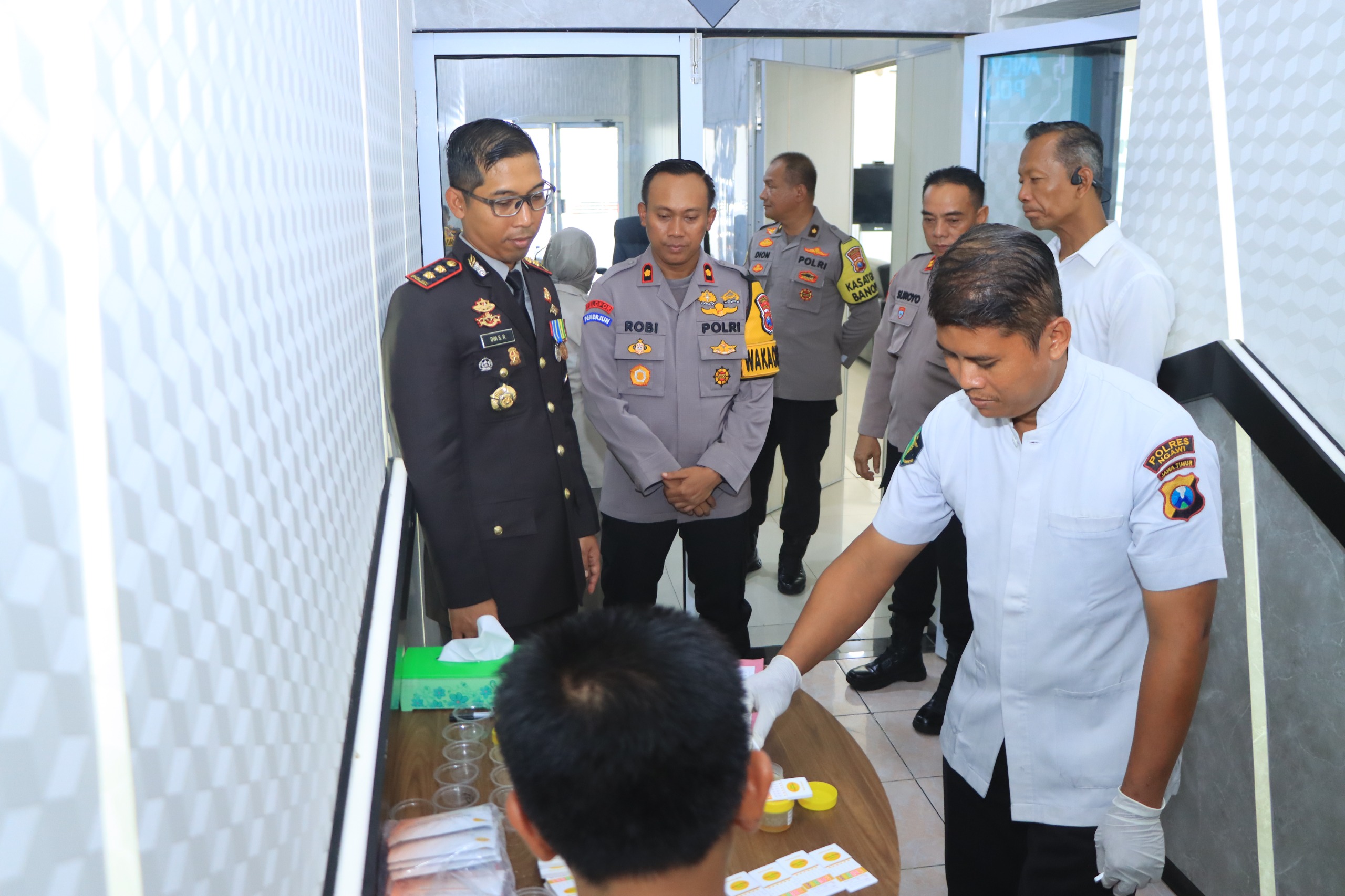 Dukung Asta Cita Presiden RI, Polres Ngawi Cek Urine Anggota