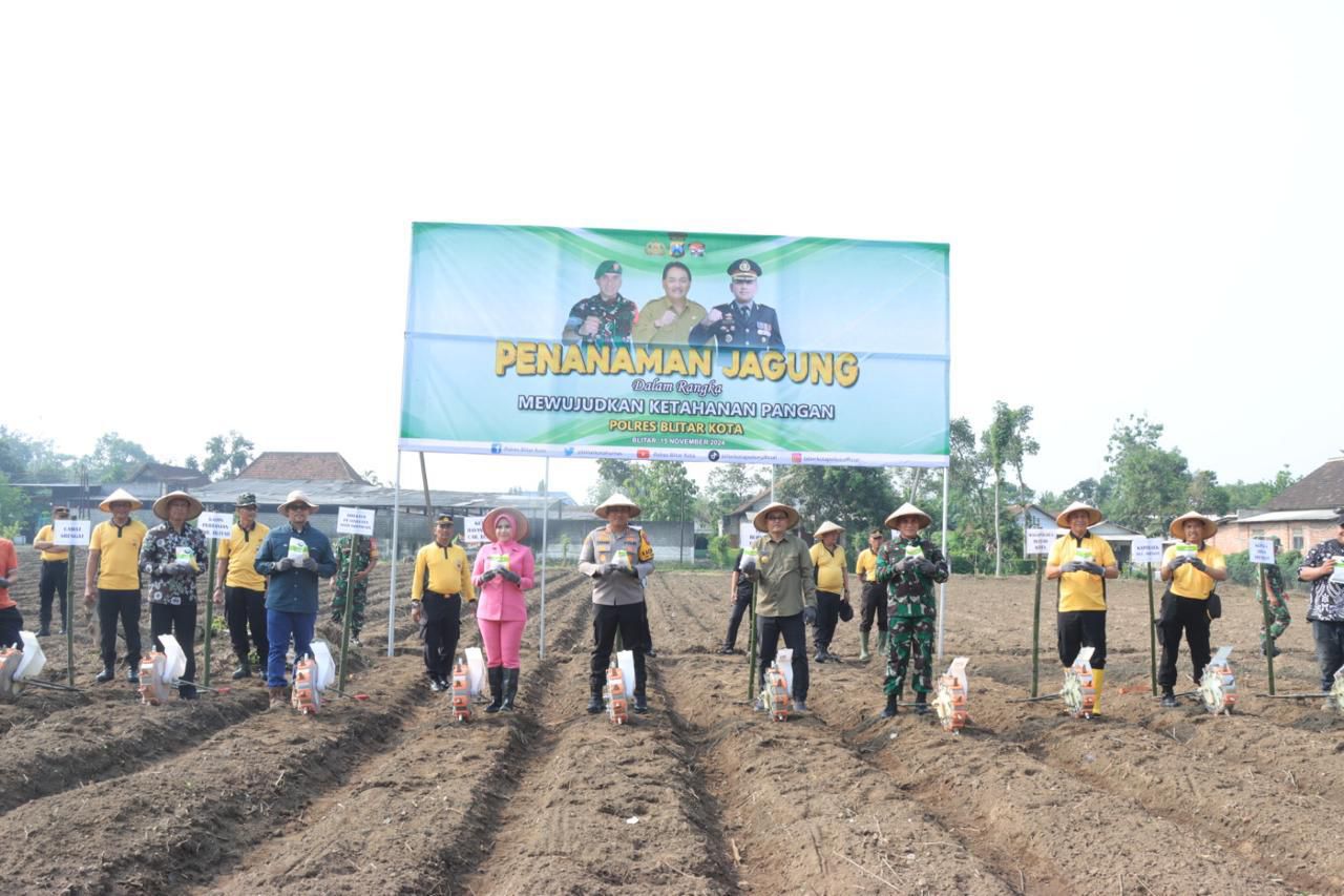 Wujudkan Ketahanan Pangan Mandiri, Polres Blitar Kota Bersama Masyarakat Tanam Jagung Di Lahan Aset Polri