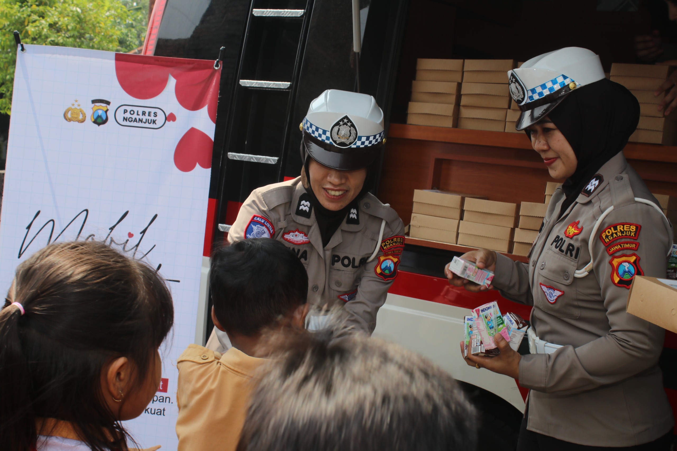 Mobil Cinta Polres Nganjuk Bagikan 100 Kotak Makan Siang Sehat untuk Siswa-Siswi SDN 1 Ngrengket Sukomoro