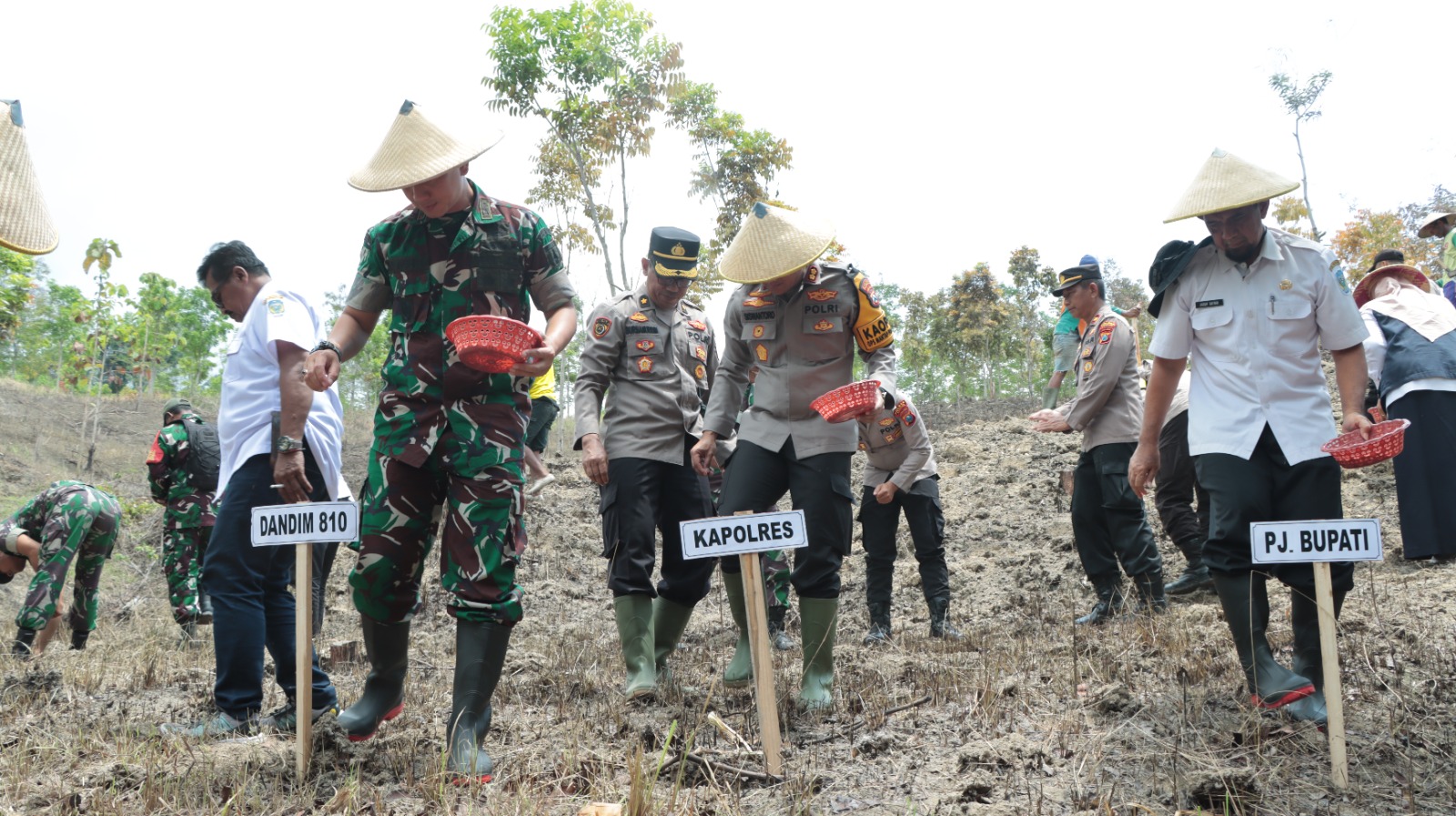 Kapolres Nganjuk dan Forkopimda Tanam Benih Jagung untuk Dukung Ketahanan Pangan Nasional