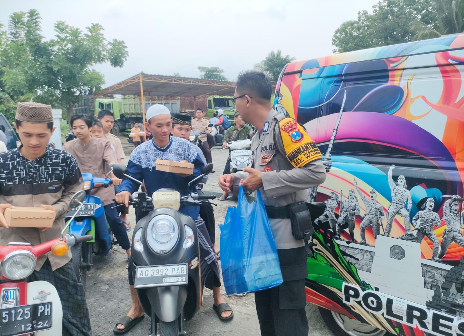 Polres Blitar Bersinergi Dengan Dinas Kesehatan Gelar Bakti Kesehatan dan Pelayanan Kepolisian dalam Program Jumat Berkah di Kecamatan Wlingi