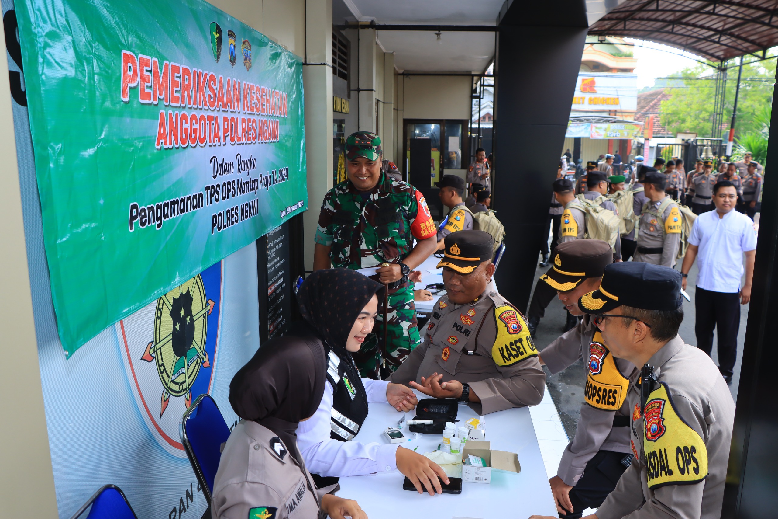 Dokkes Polres Ngawi Laksanakan Pemeriksaan Kesehatan Personel Pengamanan TPS