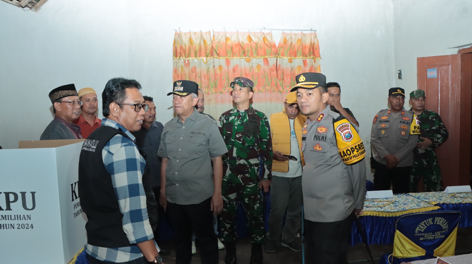 Kapolres Nganjuk dan FORKOPIMDA Cek TPS, Tegaskan Pentingnya Pemilu Aman dan Damai