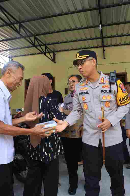 Cooling System Pungut Suara, Polres Ngawi Bagikan Makanan Sehat Kepada Masyarakat 