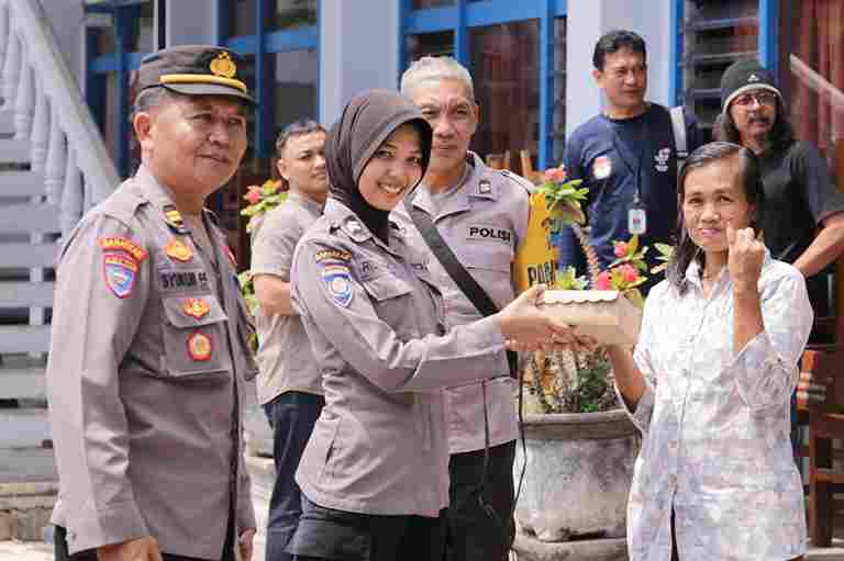 Polres Nganjuk Bagikan Nasi Kotak Untuk Warga yang Telah Gunakan Hak Pilihnya