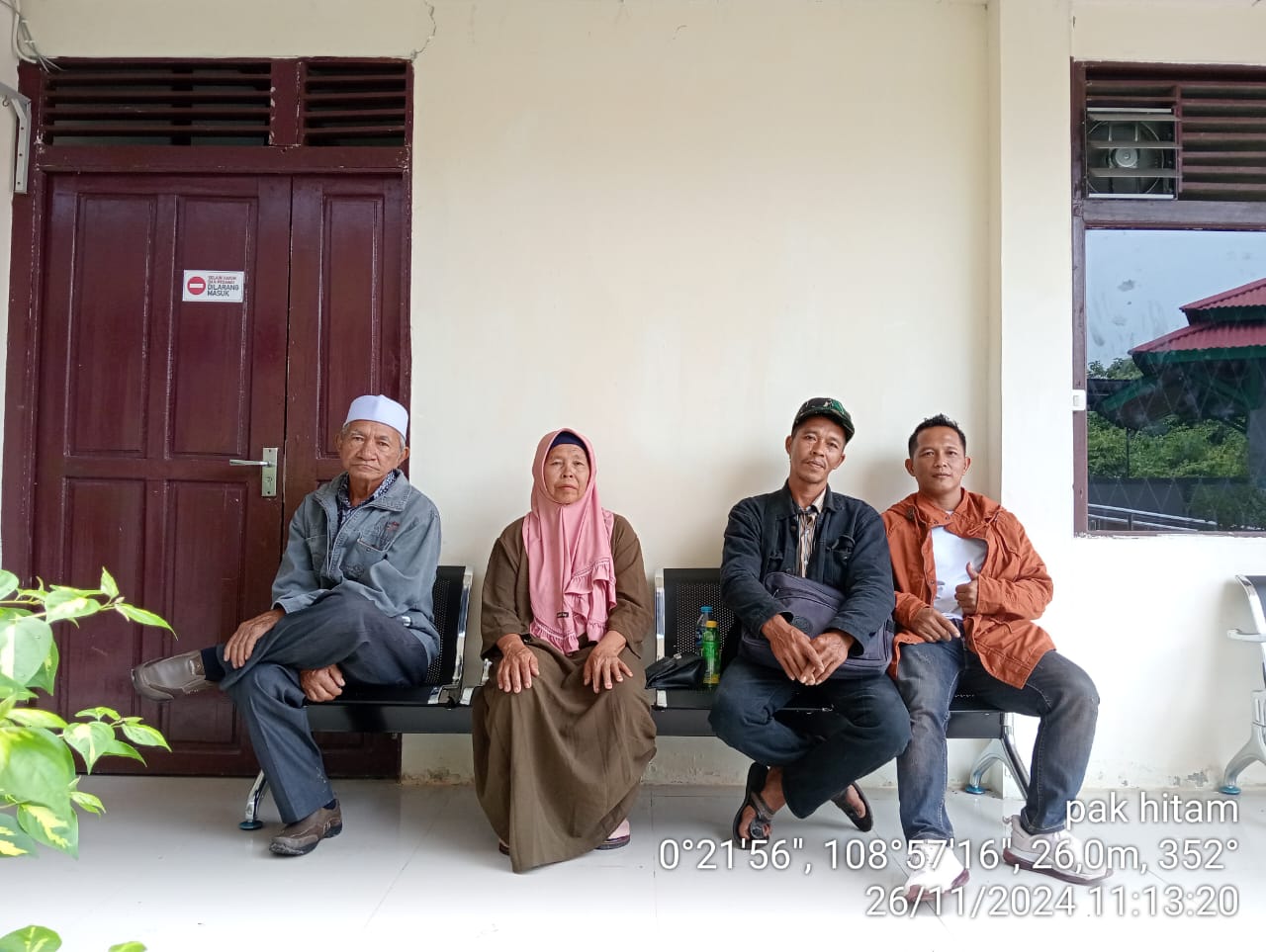 Pengawai honorer ATR/BPN KUBU RAYA Abdul Gani alias DEDEN bungkam terkait dugaan pemalsuan dokumen yang di duga melibatkan oknum anggota polda dan oknum kepala desa