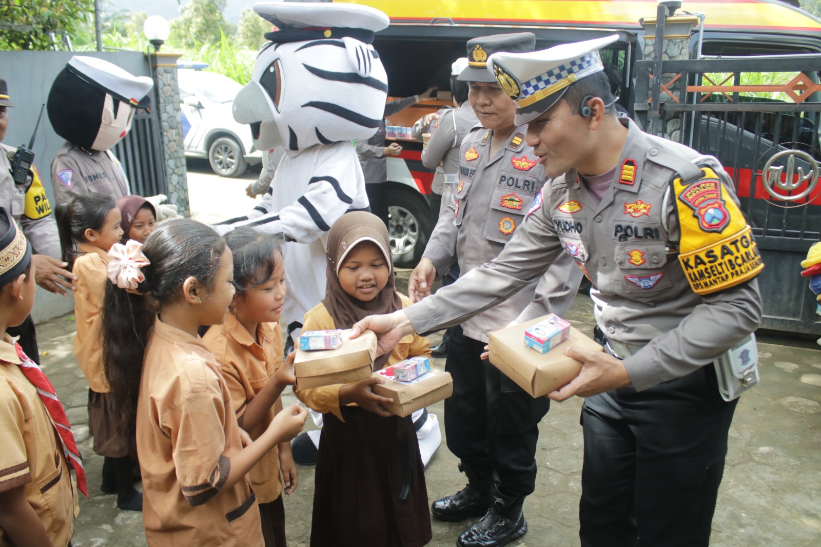 Mobil Cinta Polres Nganjuk Kembali Bagikan Ratusan Kotak Makan Siang Sehat Gratis