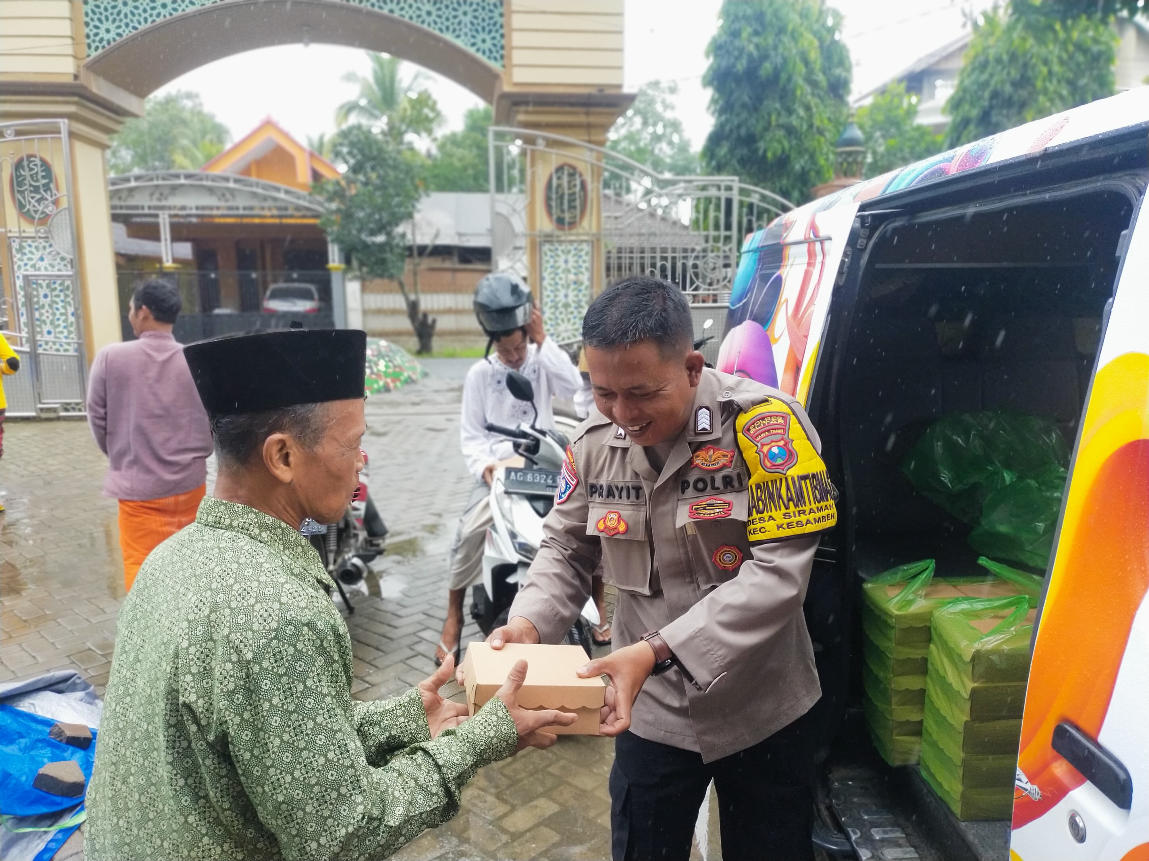 Jumat Berkah Polres Blitar Kolaborasi Dengan Puskesmas Kecamatan Kesamben Hadirkan Pelayanan Kepolisian