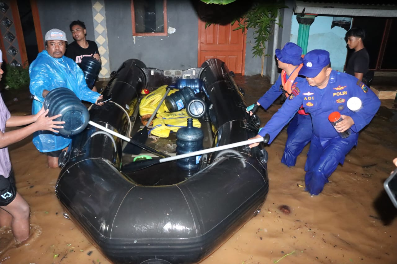 Polres Malang dan Tim Gabungan Gerak Cepat Tangani Banjir Warga Diminta Tetap Waspada