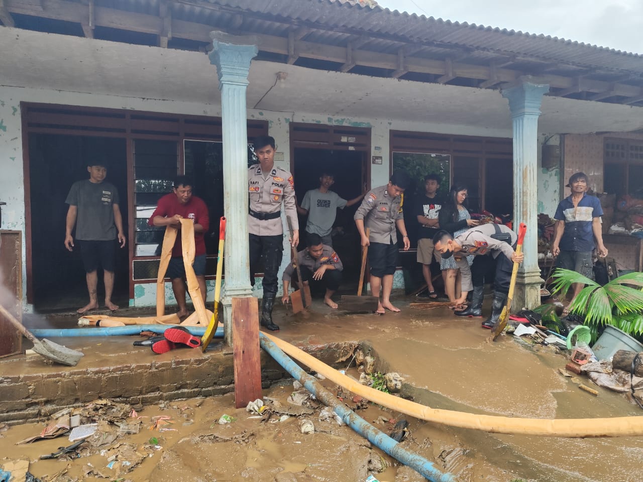 Polisi Peduli, Polres Blitar Salurkan Bantuan dan Siapkan Dapur Umum untuk Warga Terdampak Banjir