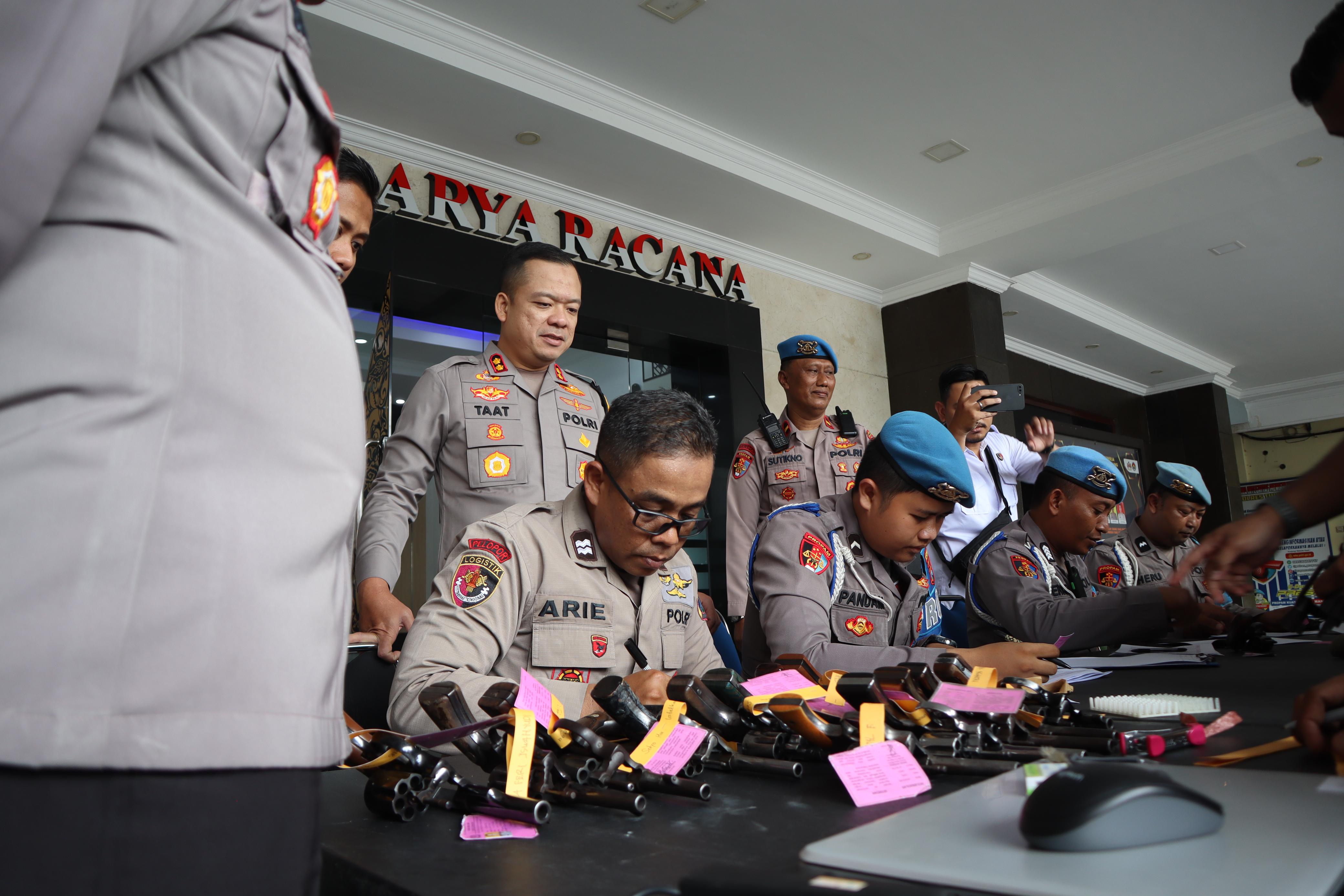 Polres Tulungagung Secara Berkala Lakukan Pemeriksaan Senpi Yang Dipegang Personil