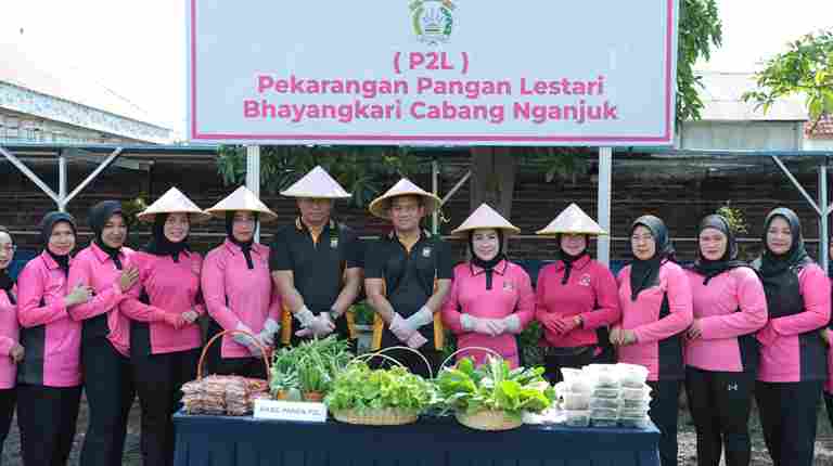 Kapolres Nganjuk Bersama Ketua Bhayangkari Cabang Nganjuk Panen Ikan Lele dan Sayur Mayur di Kolam Terpal Program P2L