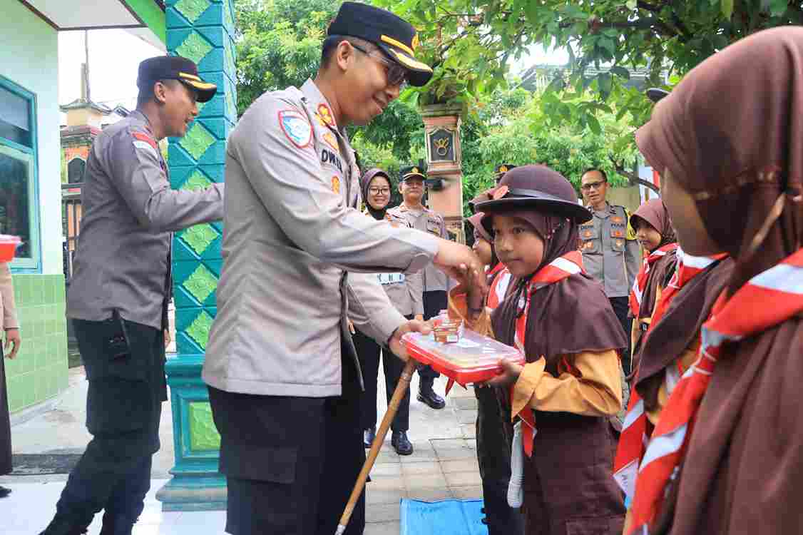 Kapolres Ngawi Berbagi Makan Gizi dan Susu Gratis di Sekolah Dasar Pelosok Desa