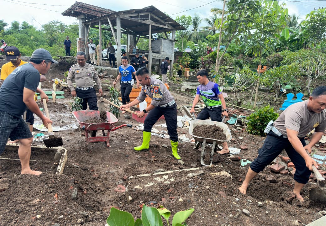 Reaksi Cepat, Satlantas Polres Blitar Bantu Warga Perbaiki Makam yang Rusak Akibat Banjir di Desa Birowo