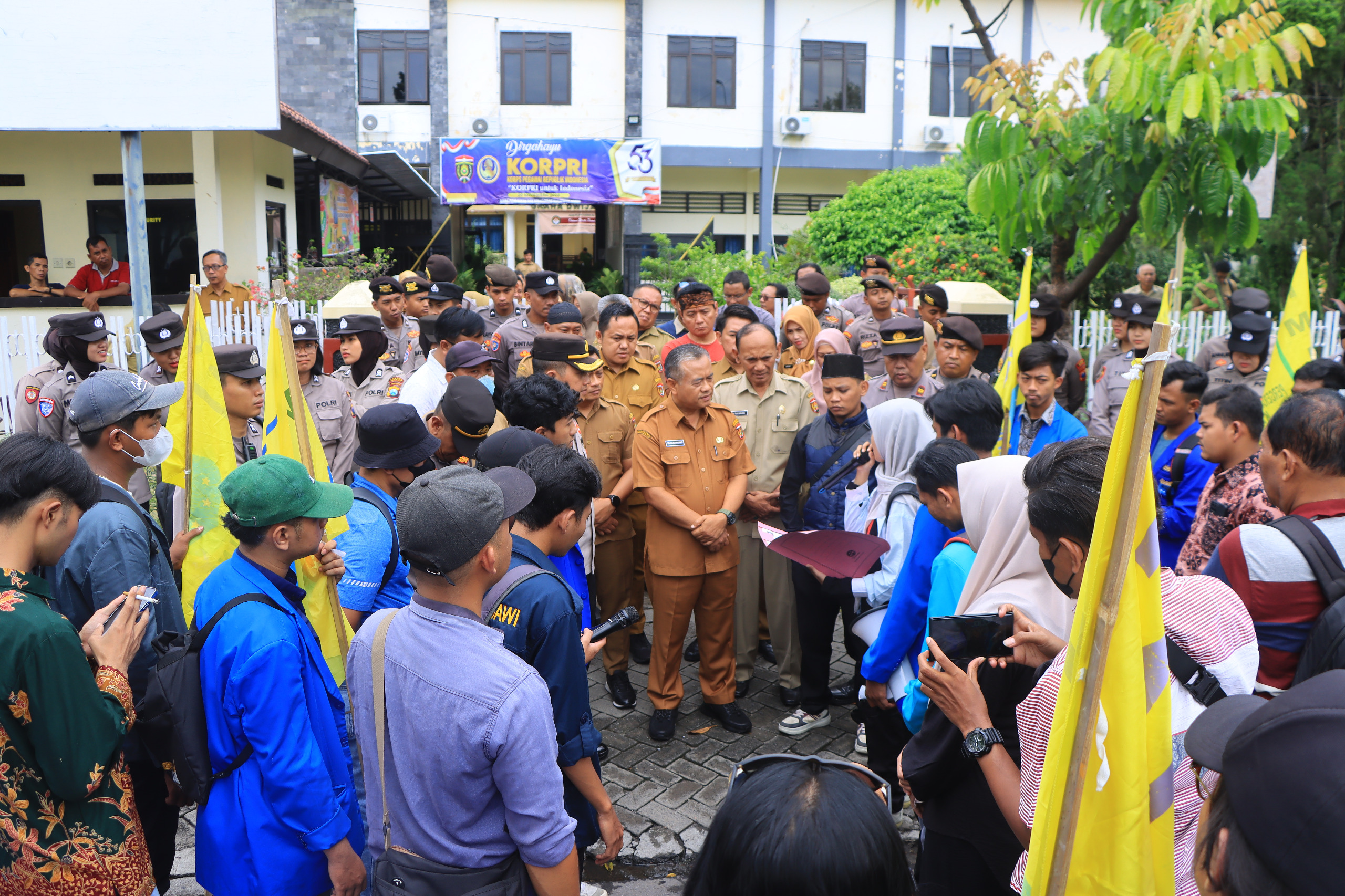 Polisi Kawal Aksi Damai PC PMII dan Aliansi BEM Ngawi Unras Soroti Dana Hibah Dindikbud