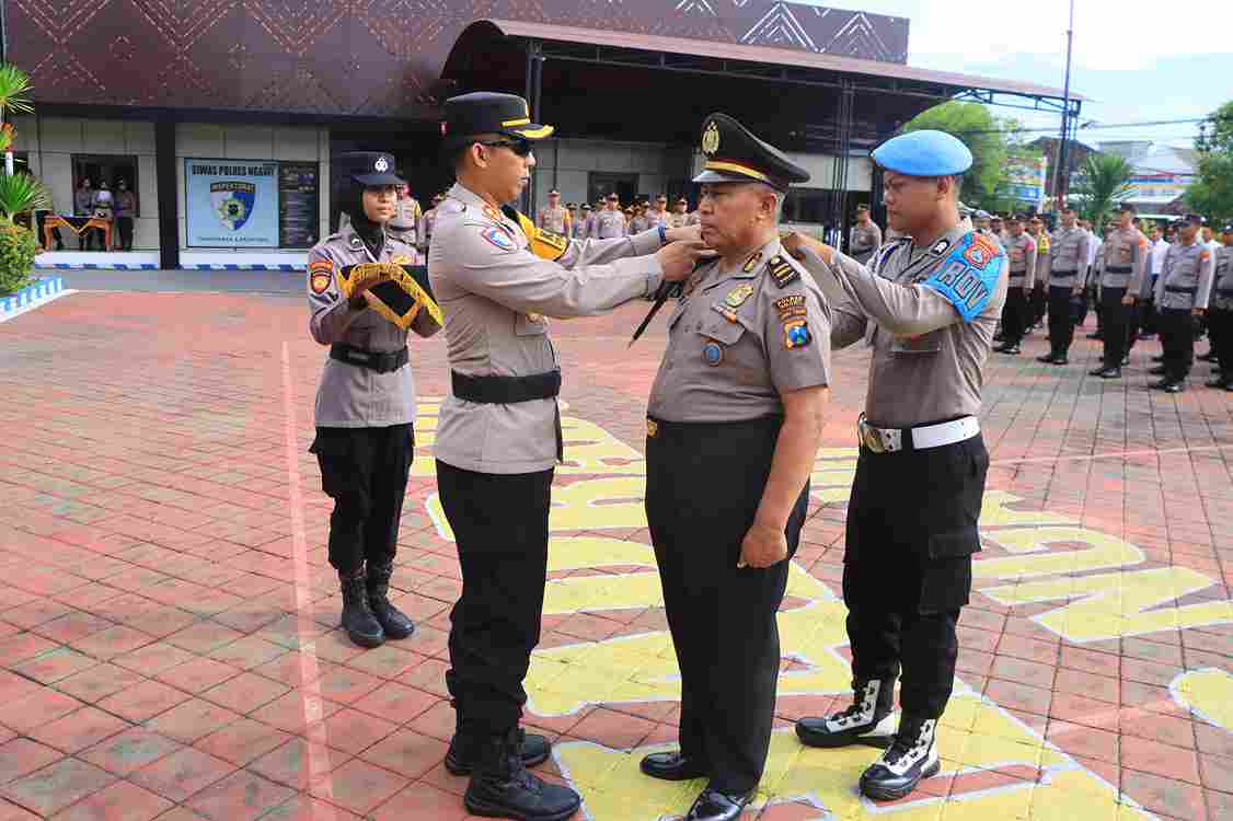 Kapolres Ngawi Pimpin Upacara Kenaikan Pangkat Pengabdian