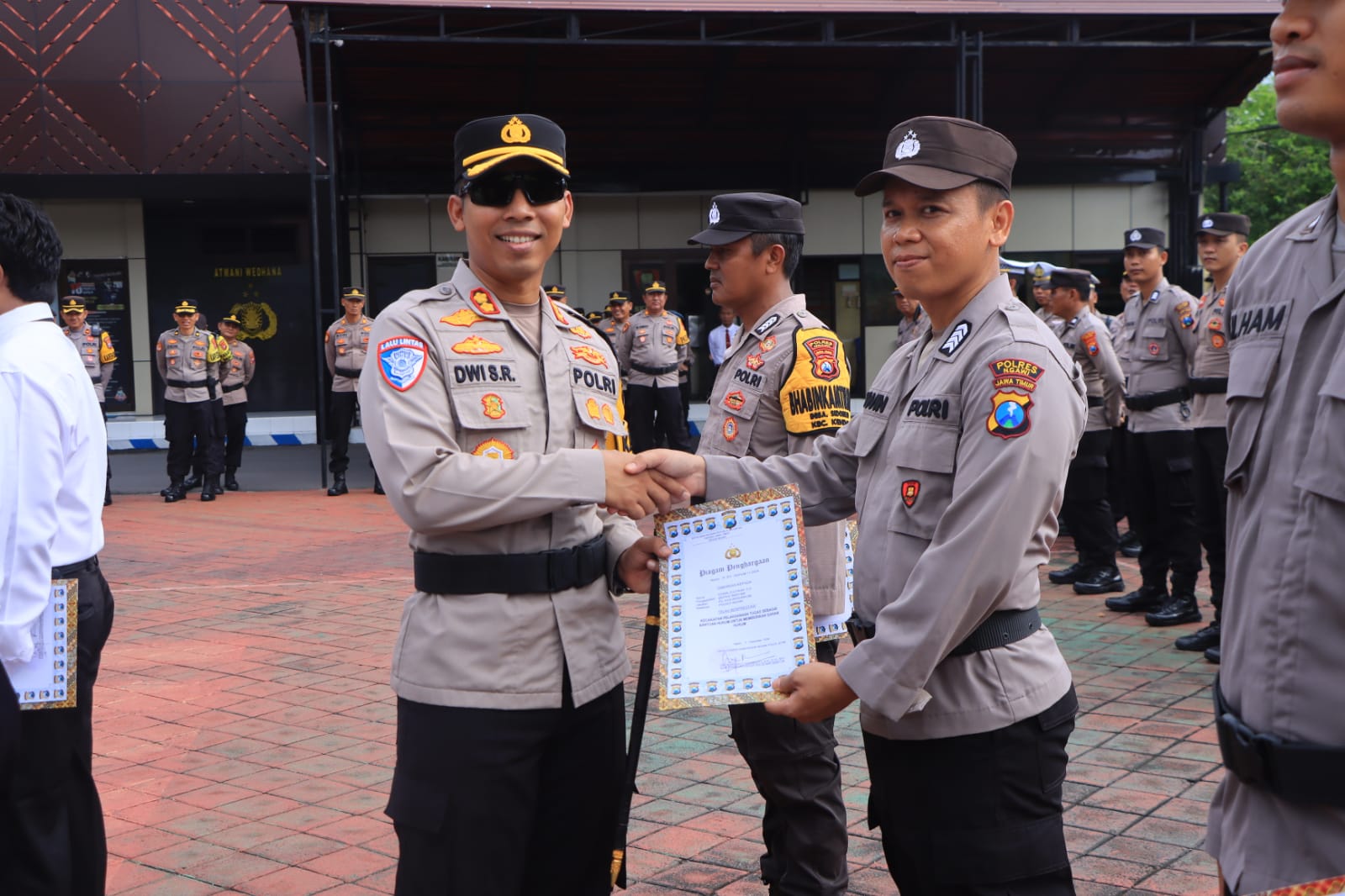 Kapolres Ngawi Beri Penghargaan Kepada 31 Personel yang Berprestasi