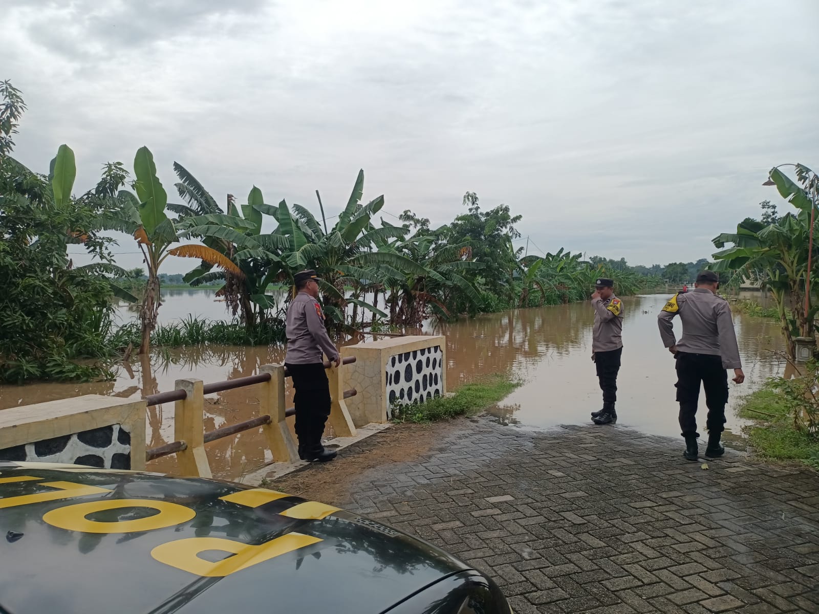 Antisipasi Banjir, Polisi Ngawi Cek Debit Air Sungai dan Imbau Warga Pangkur