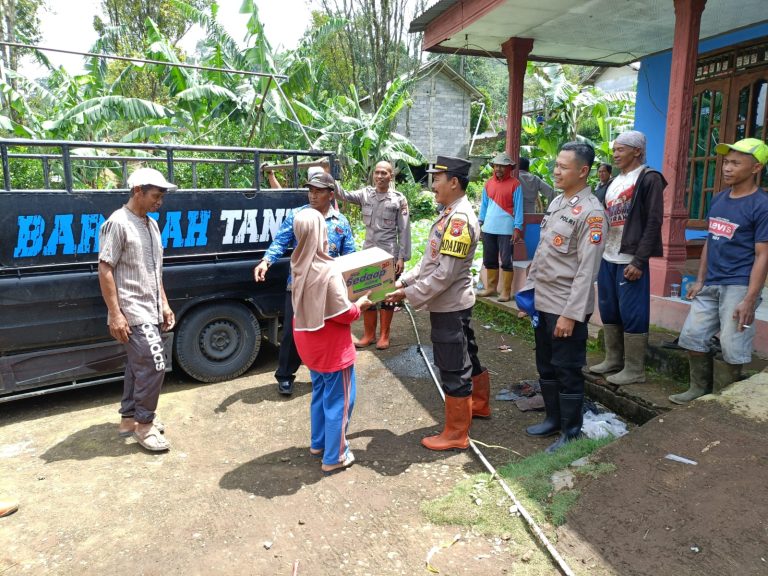 Polisi Ngawi Peduli, Beri Bantuan Korban Tanah Longsor di Sine