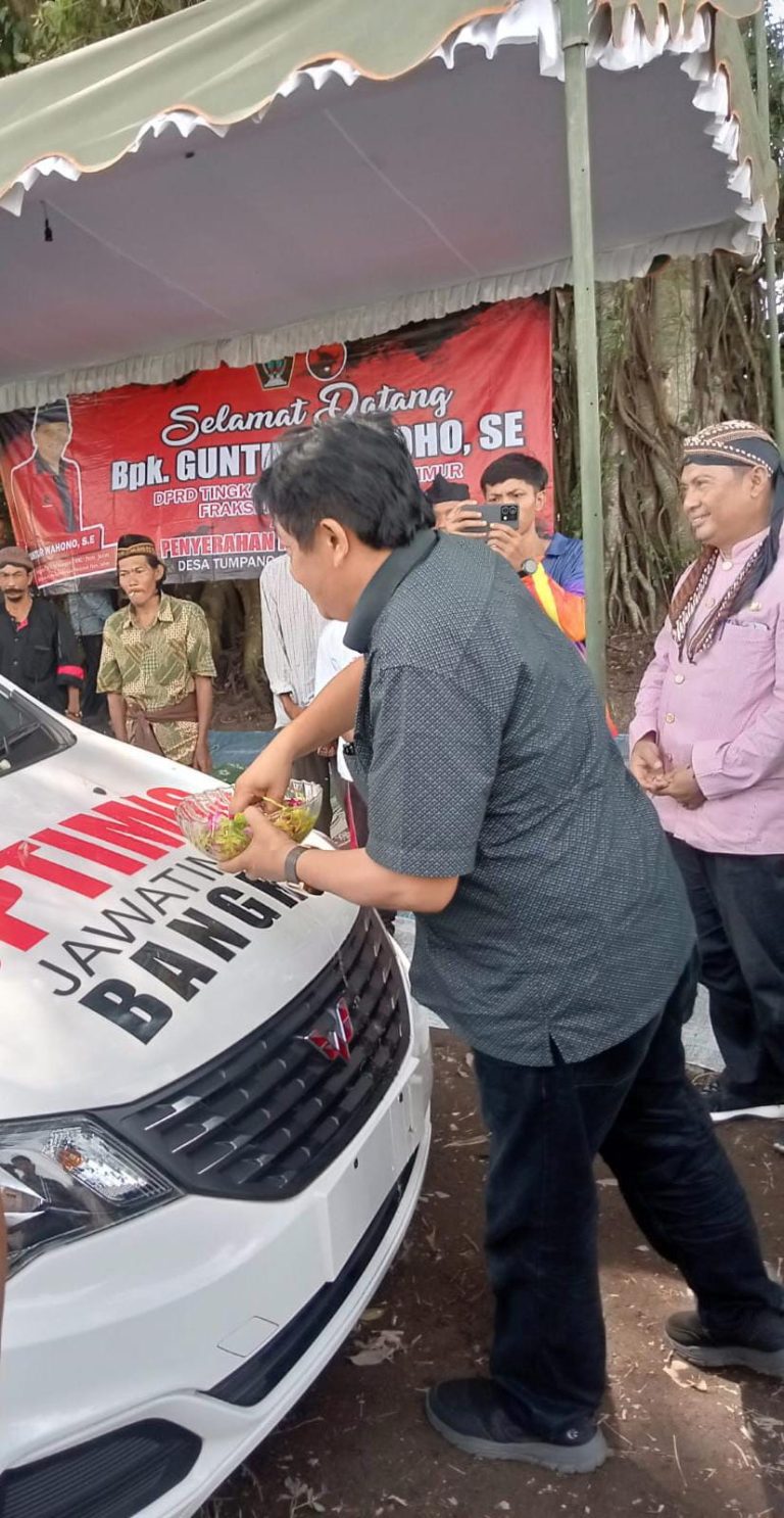 GUNTUR WAHONO SERAHKAN MOBIL SIAGA DALAM ACARA SELAMATAN BUKA LADON DESA TUMPANG