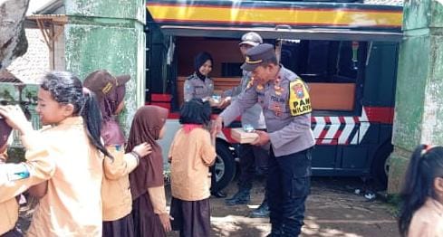 Program Mobil Cinta Polres Nganjuk Bagikan Makanan Bergizi Gratis untuk Generasi Emas