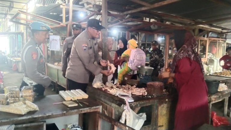 Jelang Nataru, Polisi Ngawi Cek Stok dan Harga Bapokting di Paron