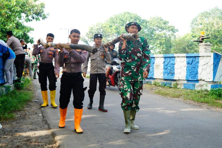 Polres Ponorogo Bersama TNI dan Warga Bersihkan Sungai di Jembatan Tempuran